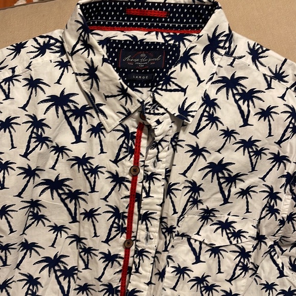 Across The Pond Men’s Large Collared Button Up Shirt with Palm Trees - Picture 5 of 6